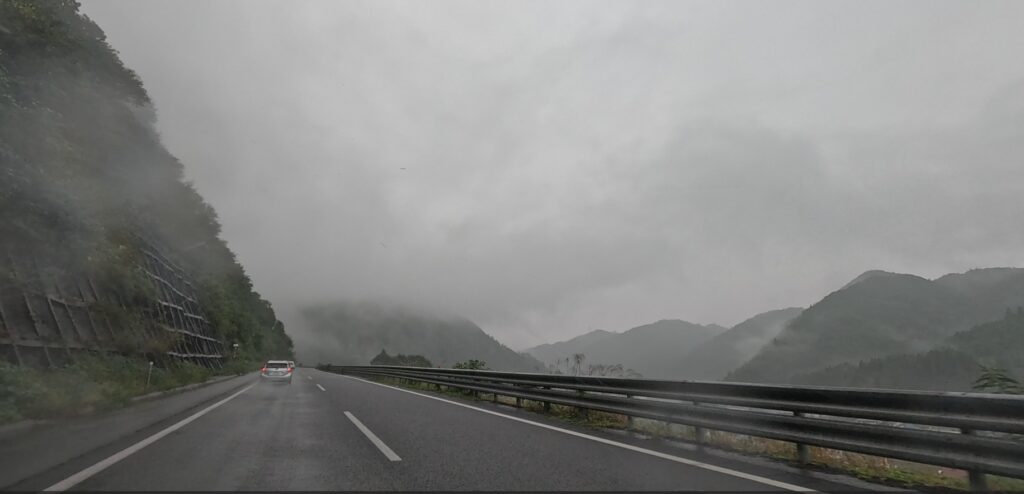 出走日当日、岐阜に入って山間部にて大雨